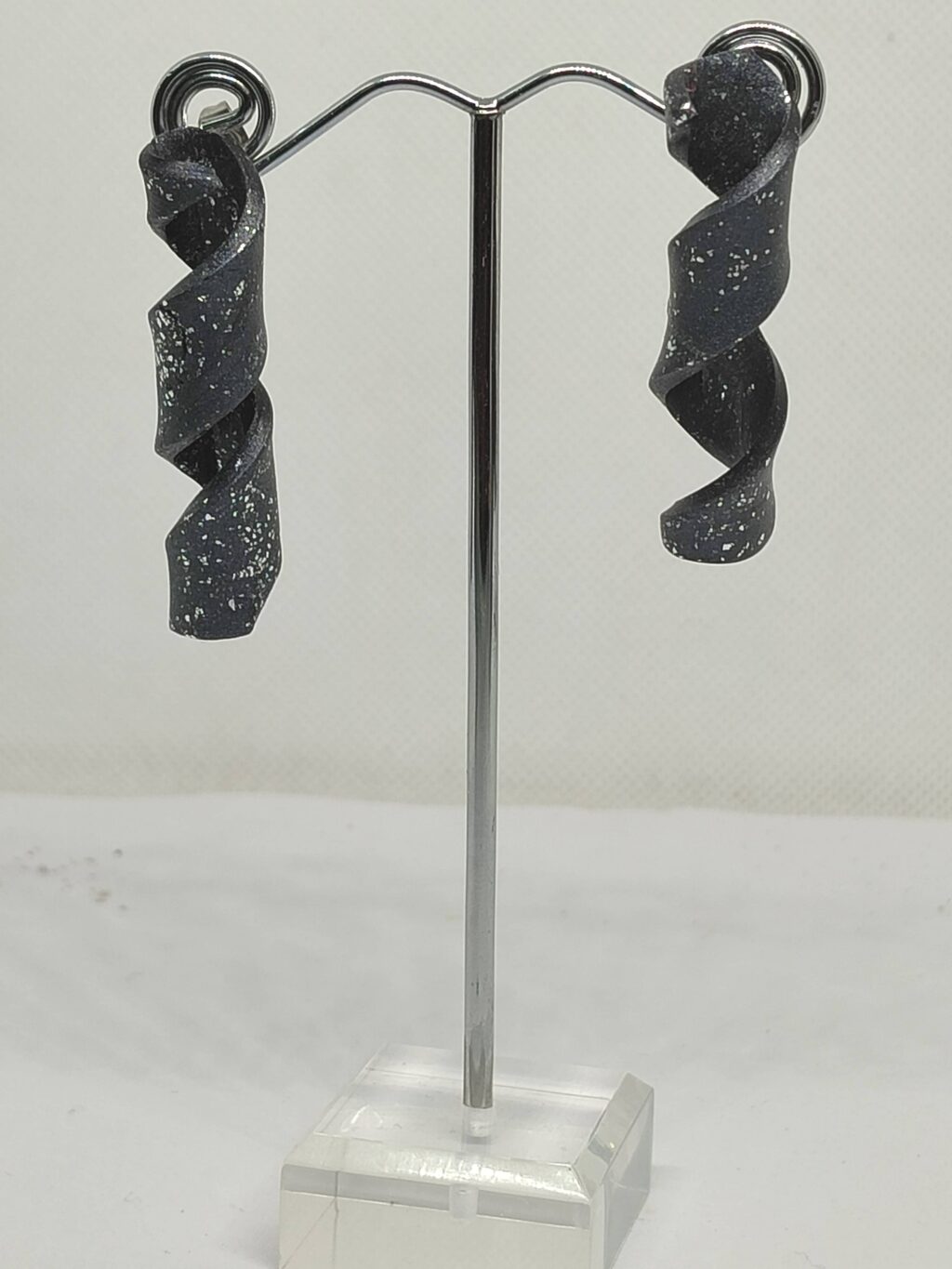 Σκουλαρίκια σειράς "Twisted Elegance" (metal grey-silver) - Image 3