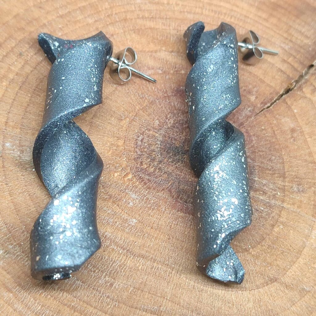 Σκουλαρίκια σειράς "Twisted Elegance" (metal grey-silver)