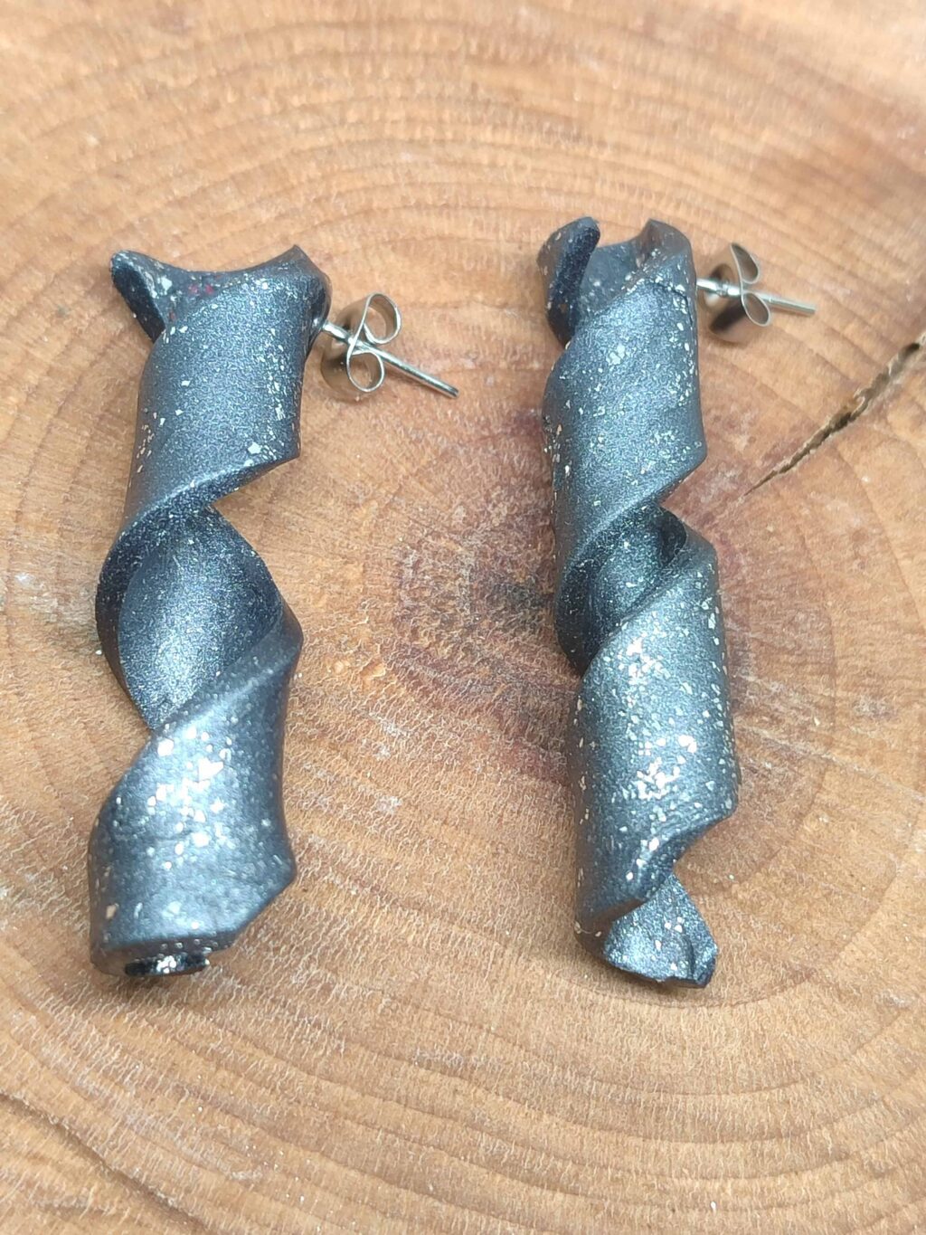 Σκουλαρίκια σειράς "Twisted Elegance" (metal grey-silver)