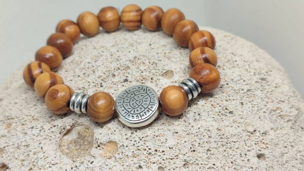 Unisex βραχιόλι σειράς "Terra Pulse" με ασημί Δίσκο της Φαιστού και μεταλλικές χάντρες