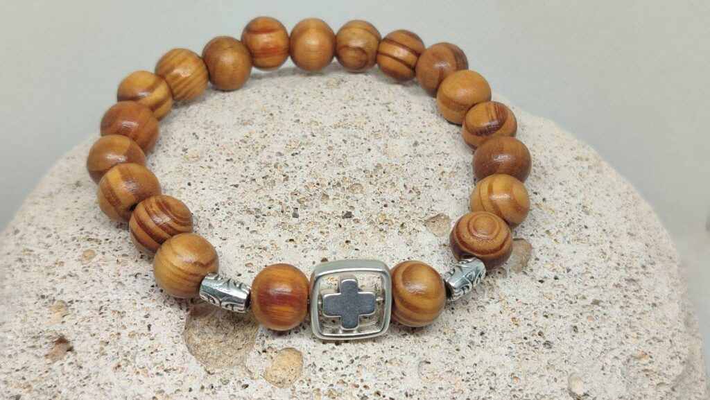 Unisex βραχιόλι σειράς "Terra Pulse" με σταυρό με πλαίσιο και σκαλιστές μεταλλικές χάντρες ασημί - Image 4