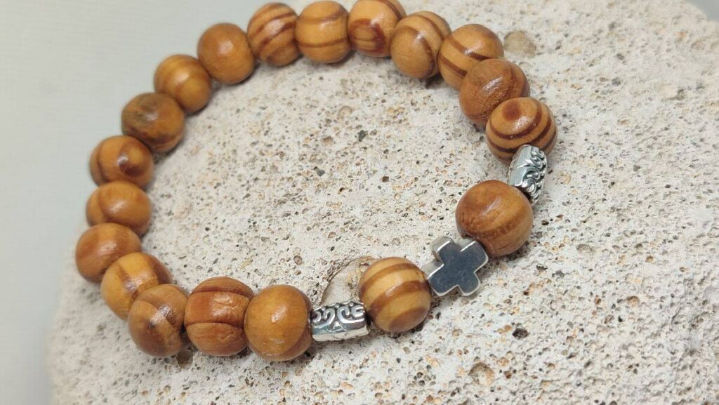 Unisex βραχιόλι σειράς "Terra Pulse" με ασημί σταυρό και σκαλιστές μεταλλικές χάντρες
