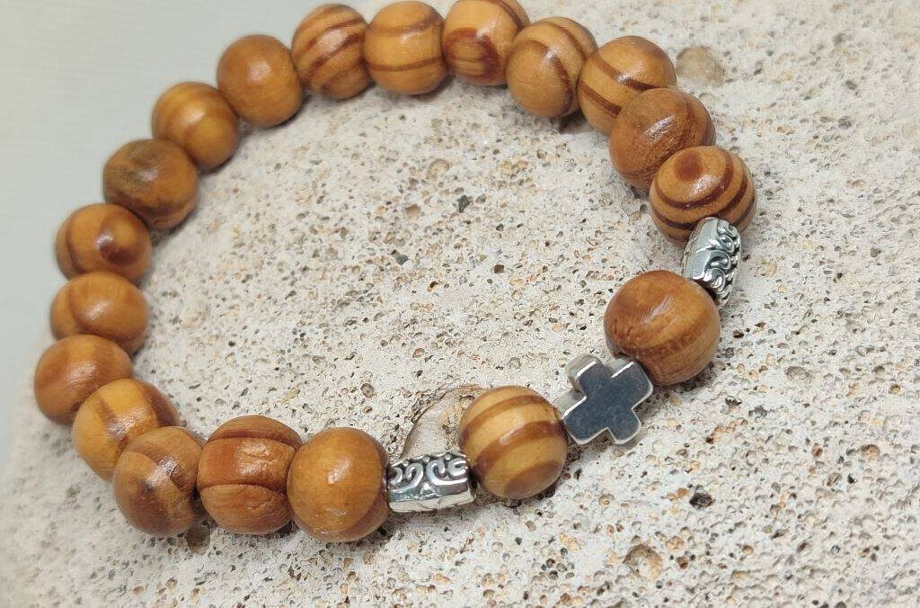 Unisex βραχιόλι σειράς "Terra Pulse" με ασημί σταυρό και σκαλιστές μεταλλικές χάντρες